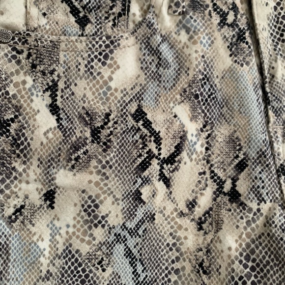 NWT Sofia Vergara Women’s snake skin print skinny jeans NWT SIZE 8 - Picture 2 of 7